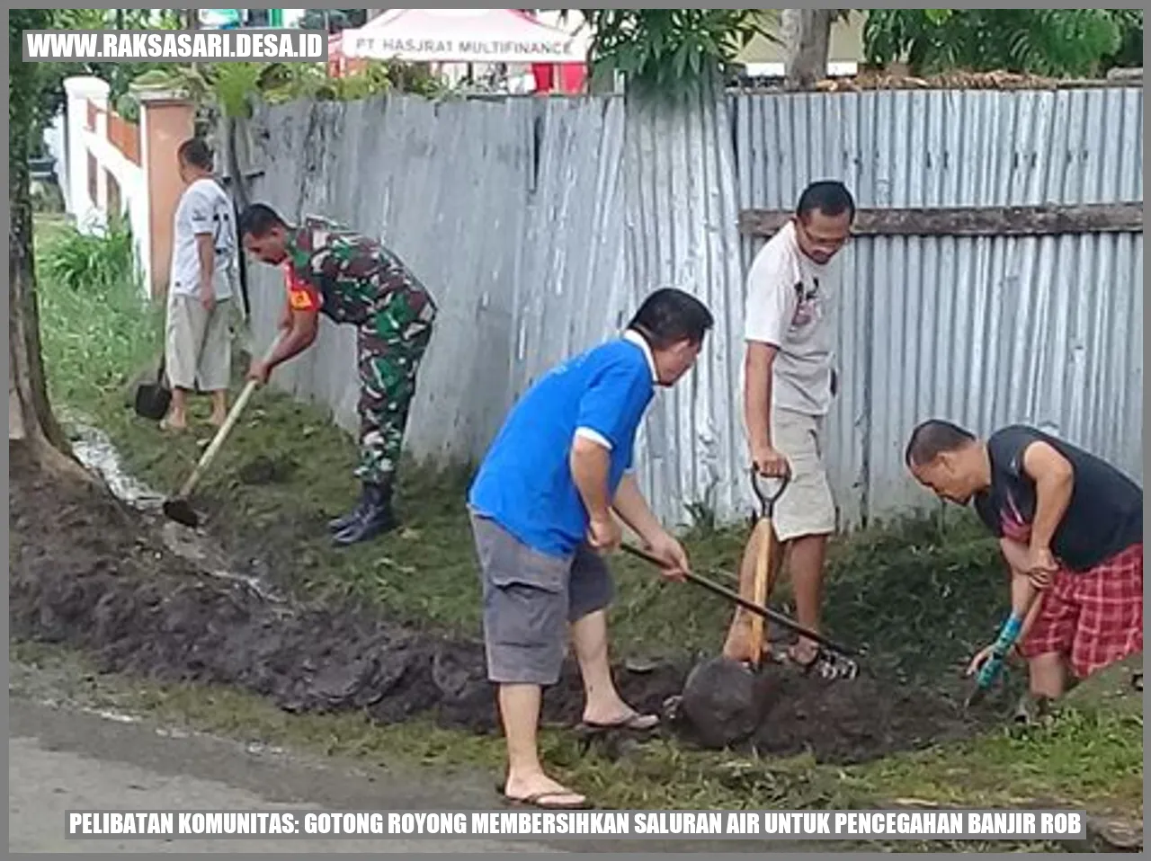 Gotong Royong Membersihkan Saluran Air